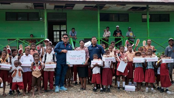 Telkomsel telah menyerahkan ratusan pasang sepatu hasil donasi penukaran Telkomsel Poin ke sekolah di Papua (foto/ist)